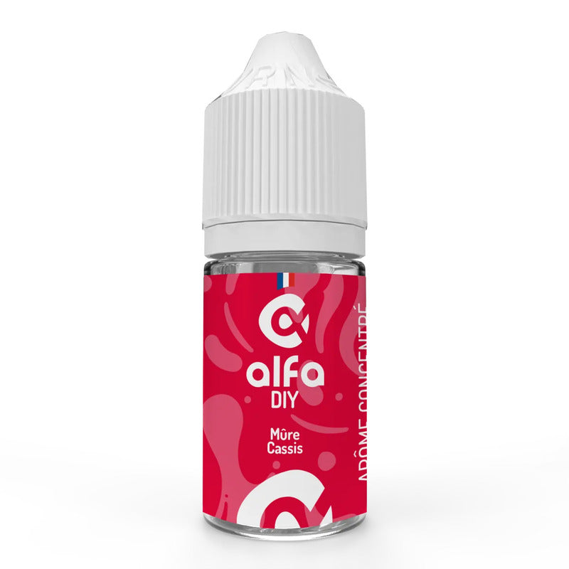 Flacon de 30ml d'arôme concentré Alfa DIY Mûre Cassis avec étiquette rouge vif et bouchon blanc sur fond blanc.