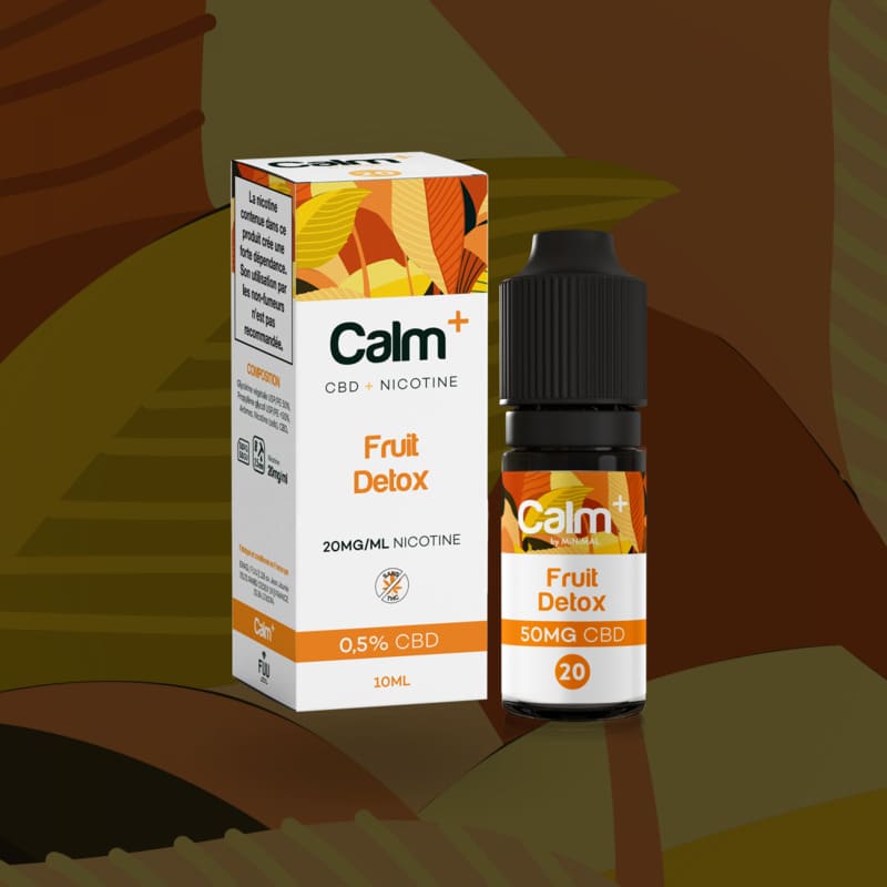 Flacon et boîte d'e-liquide Calm+ Fruit Detox 10ml, mélange CBD et sels de nicotine, design blanc et orange aux motifs végétaux.