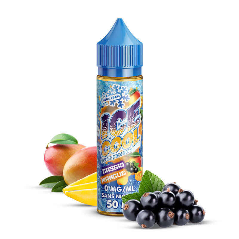 Flacon de 50ml d'e-liquide Ice Cool Cassis Mangue avec bouchon bleu, entouré de mangues fraîches et de baies de cassis.