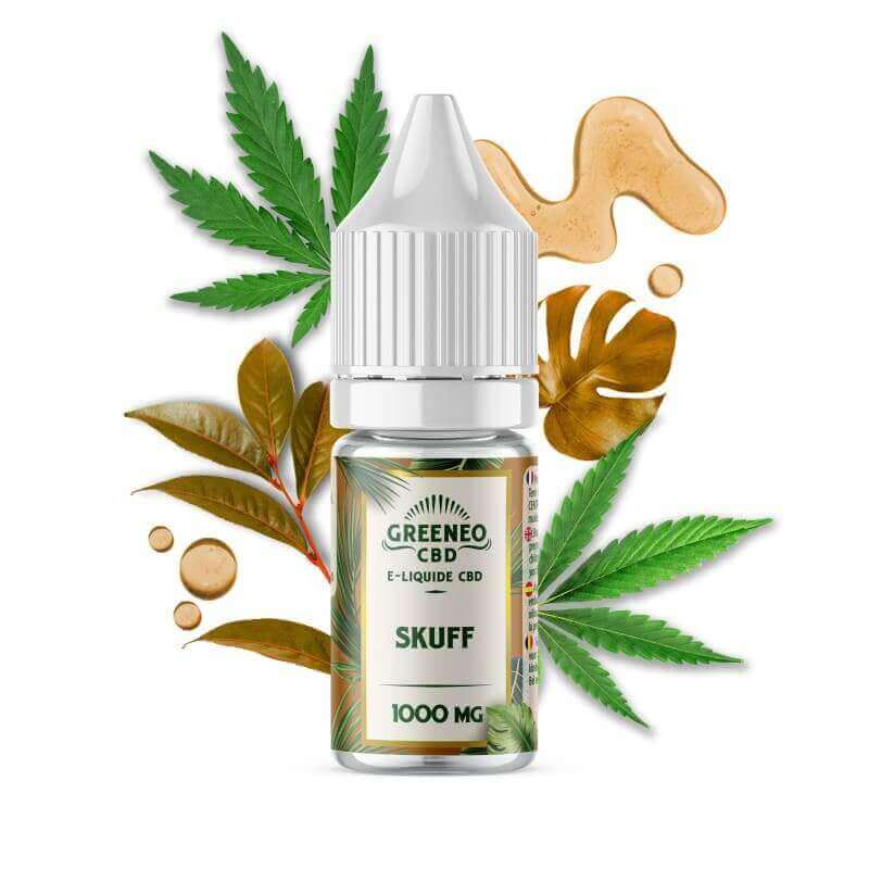 Flacon de 10ml d'e-liquide CBD Greeneo Skuff avec bouchon blanc, entouré de feuilles de chanvre et d'éléments botaniques.