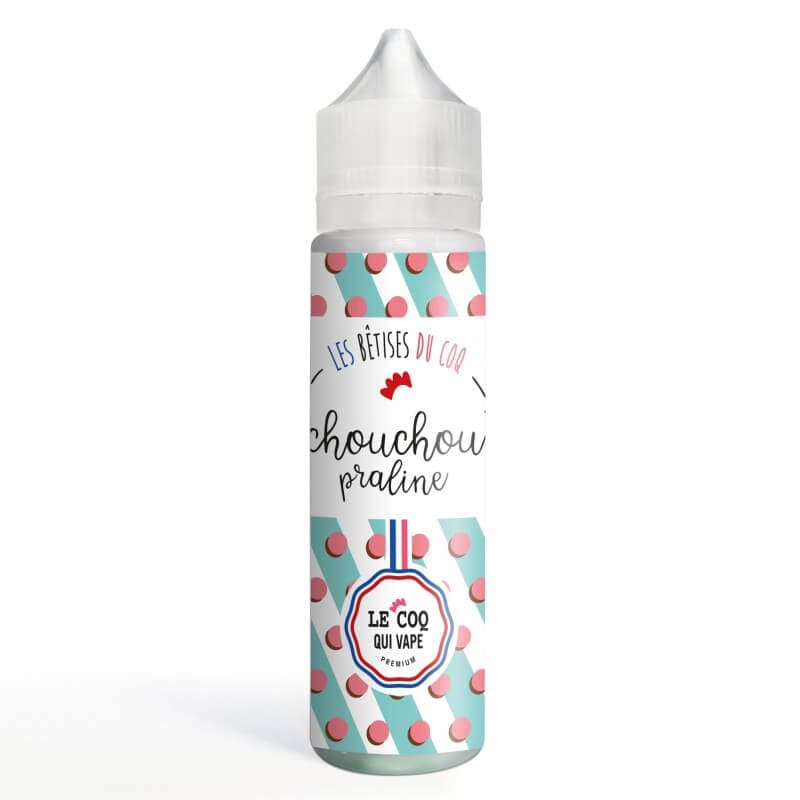 Flacon de 50ml Le Coq Qui Vape Chouchou Praliné avec étiquette rayée bleu et blanc à pois roses sur fond blanc.