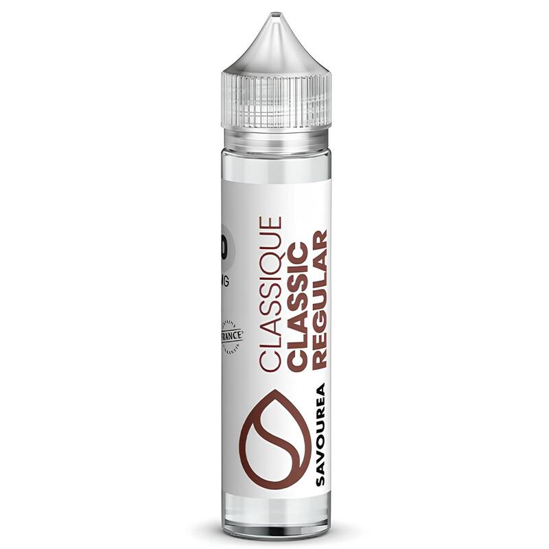 Flacon de 50ml d'e-liquide Savourea Classic Regular avec étiquette blanche et logo marron sur fond transparent.