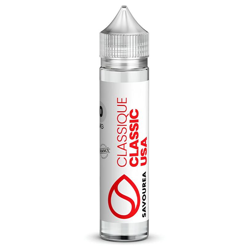 Flacon de 50 ml d'e-liquide Savourea Classic USA avec étiquette blanche, texte rouge et bouchon transparent.