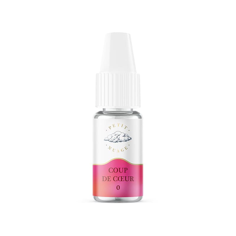 Flacon d'e-liquide Petit Nuage Coup de Cœur 10ml avec étiquette rose et logo nuage sur fond blanc.