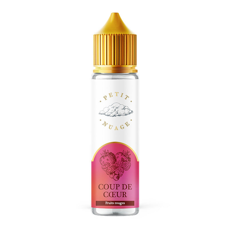 Flacon d'e-liquide Petit Nuage Coup de Cœur 50ml avec bouchon doré et étiquette illustrée de fruits rouges.
