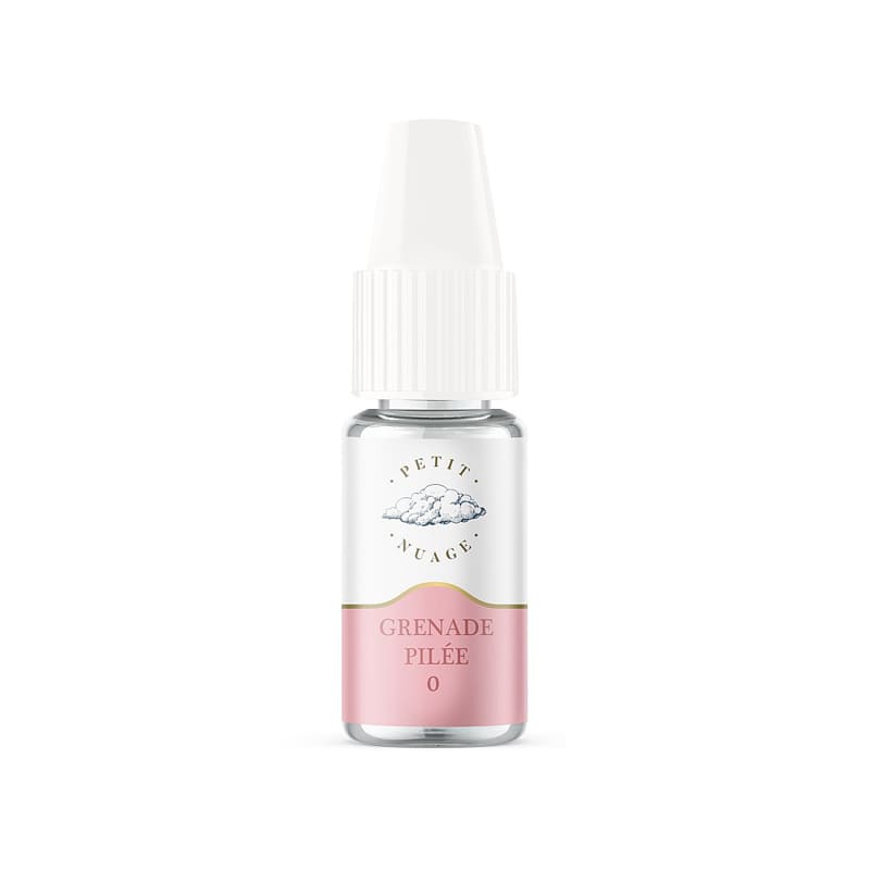 Flacon d'e-liquide Petit Nuage Grenade Pilée 10ml avec étiquette rose et bouchon blanc sur fond blanc.