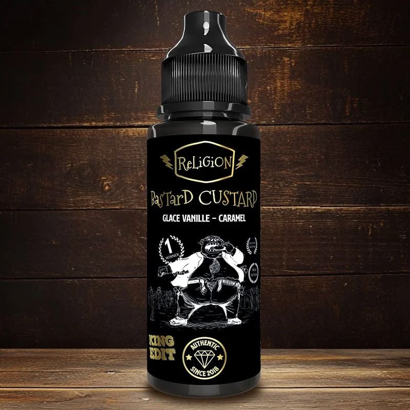 Flacon noir de 100ml Religion Juice Bastard Custard avec étiquette illustrée sur fond de bois sombre.
