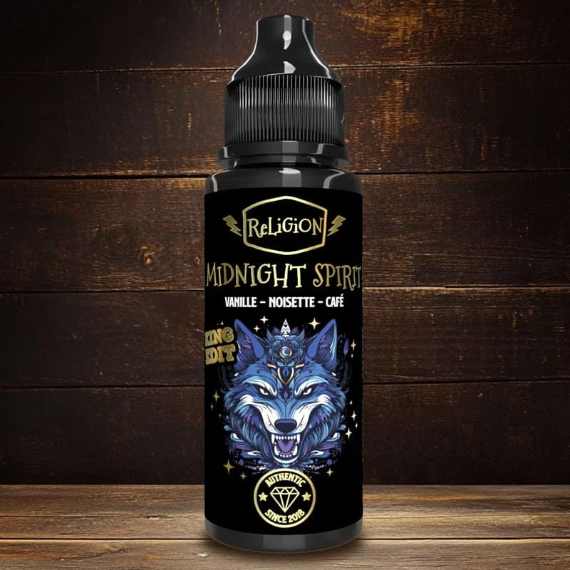 Flacon 100ml Religion Juice Midnight Spirit avec étiquette noire, illustration de loup bleu et détails dorés sur fond bois.