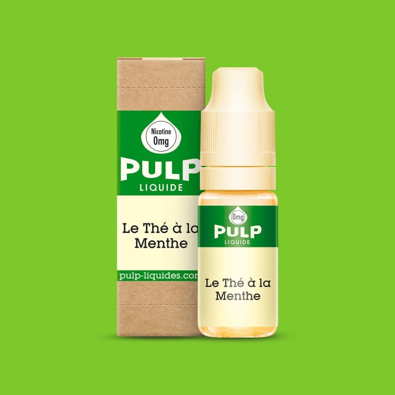 Flacon d'e-liquide PULP Le Thé à la Menthe 10ml avec son étui en carton kraft sur fond vert.