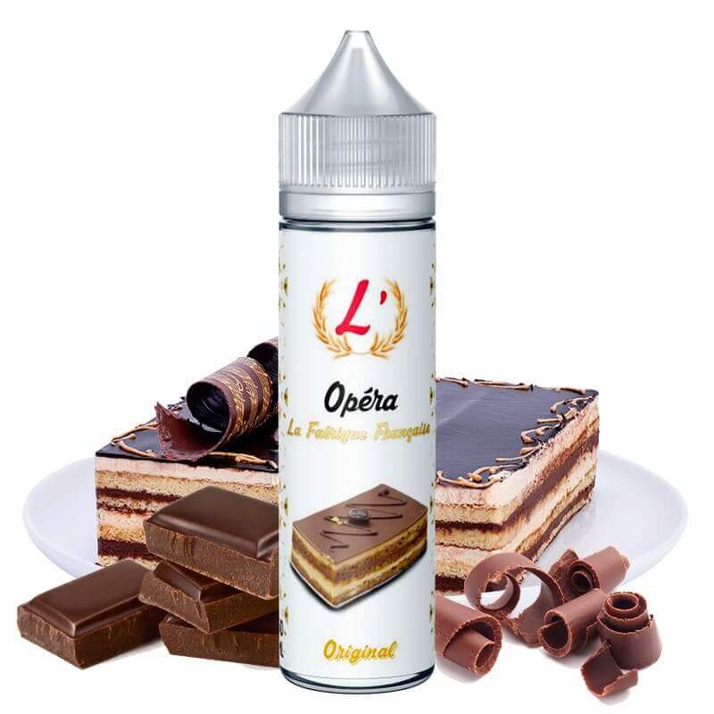 Flacon d'e-liquide L'Opéra 50ml avec étiquette illustrée de gâteau au chocolat et café, entouré de carrés et copeaux de chocolat.
