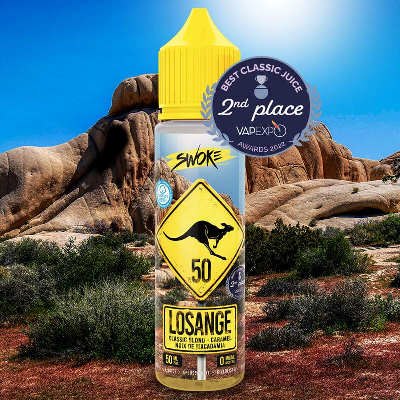 Flacon de 50ml Swoke Losange avec bouchon jaune, étiquette kangourou et médaille Vapexpo 2022 sur fond de paysage désertique.