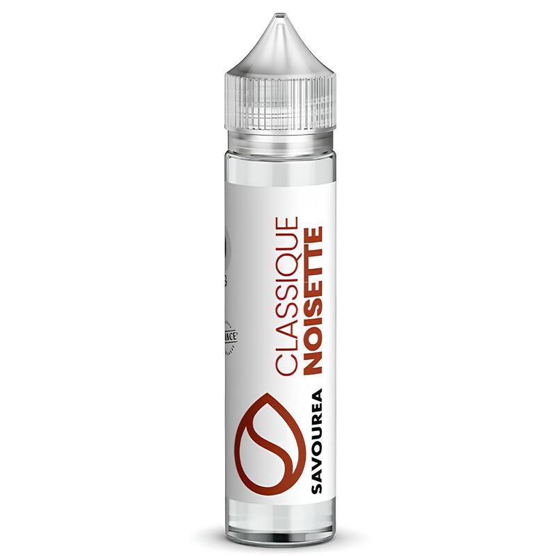 Flacon de 50ml d'e-liquide Savourea Classique Noisette avec étiquette blanche, bouchon transparent et logo marron.