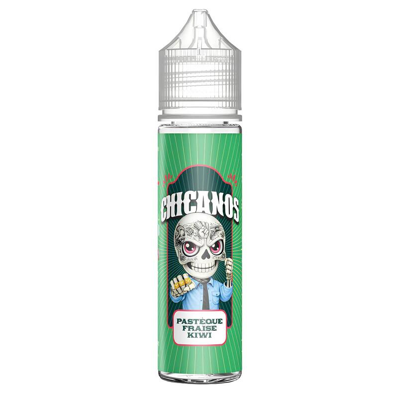 Flacon d'e-liquide Chicanos Pastèque Fraise Kiwi avec étiquette verte illustrée d'un crâne style cartoon sur fond rayé.