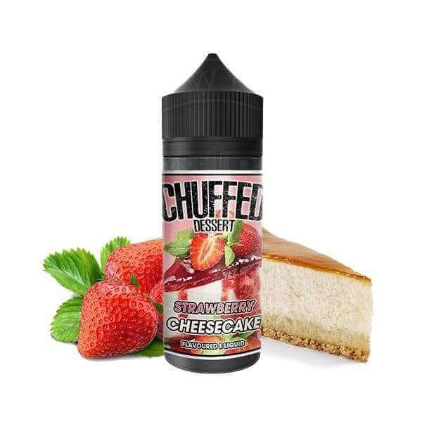 Flacon de 100ml d'e-liquide Chuffed Strawberry Cheesecake avec un bouchon noir, entouré de fraises fraîches et d'une part de gâteau.