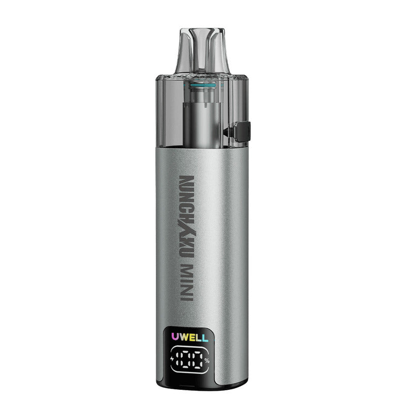 Cigarette électronique Uwell Nunchaku Mini gris argenté avec pod transparent de 10ml et écran LED indicateur de batterie.