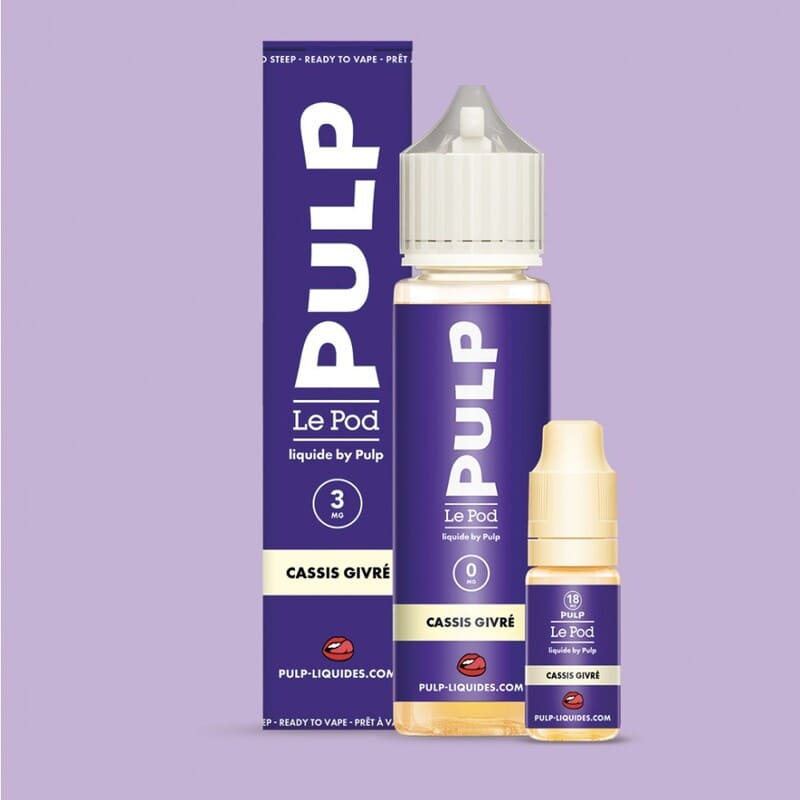 Pack e-liquide Cassis Givré Pulp avec flacon 60ml, booster de nicotine et boîte violette sur fond pastel.