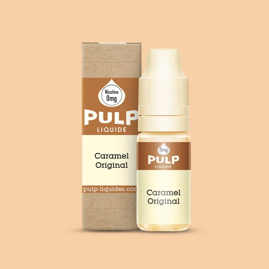 Flacon d'e-liquide PULP Caramel Original 10ml avec sa boîte en carton beige sur fond couleur caramel.