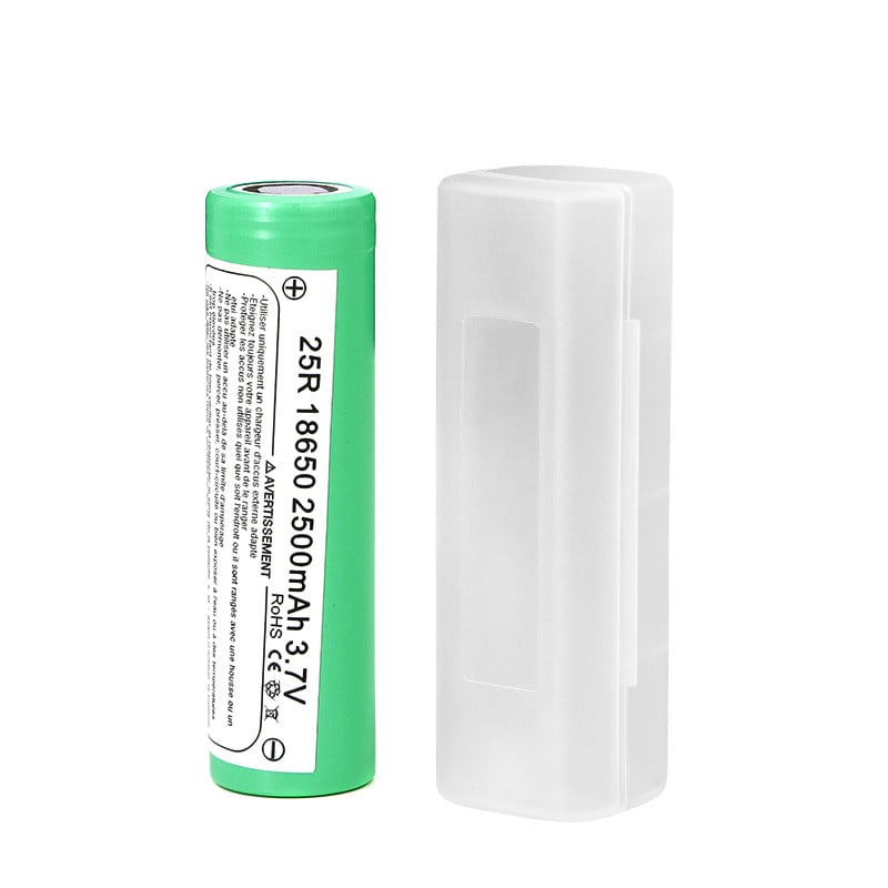 Accu Samsung 25R 18650 vert de 2500mAh avec étui de protection en plastique blanc translucide.