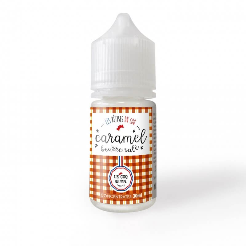 Flacon de 30ml d'arôme concentré Le Coq Qui Vape Caramel Beurre Salé avec étiquette à motif vichy orange et blanc.