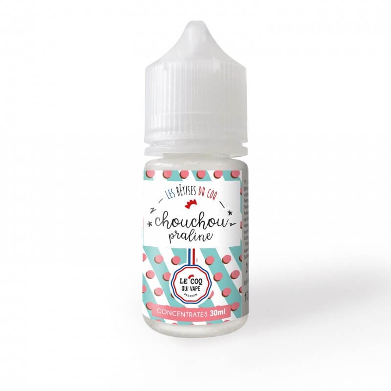 Flacon de 30ml d'arôme concentré Chouchou Praline Le Coq Qui Vape avec étiquette à motifs rayés et pois roses.