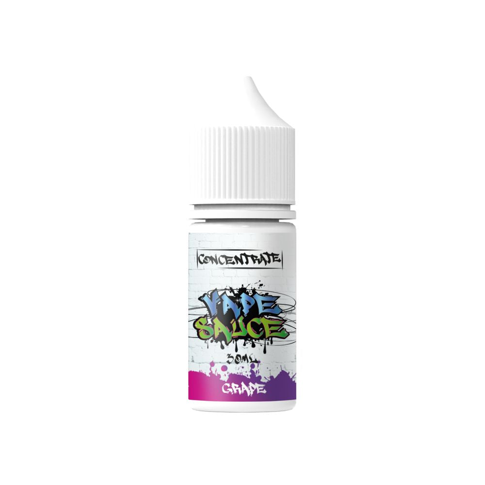 Flacon de 30ml d'arôme concentré Vape Sauce Grape avec étiquette style graffiti sur fond blanc et bouchon blanc.