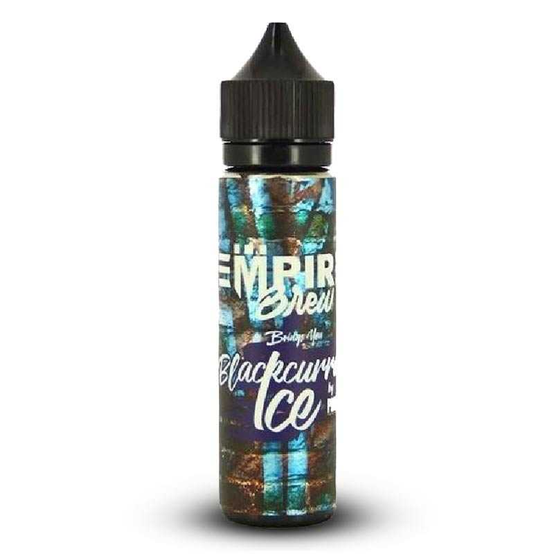 Flacon de 50ml Empire Brew Blackcurrant Ice avec étiquette bleue et noire texturée, bouchon noir sur fond blanc.