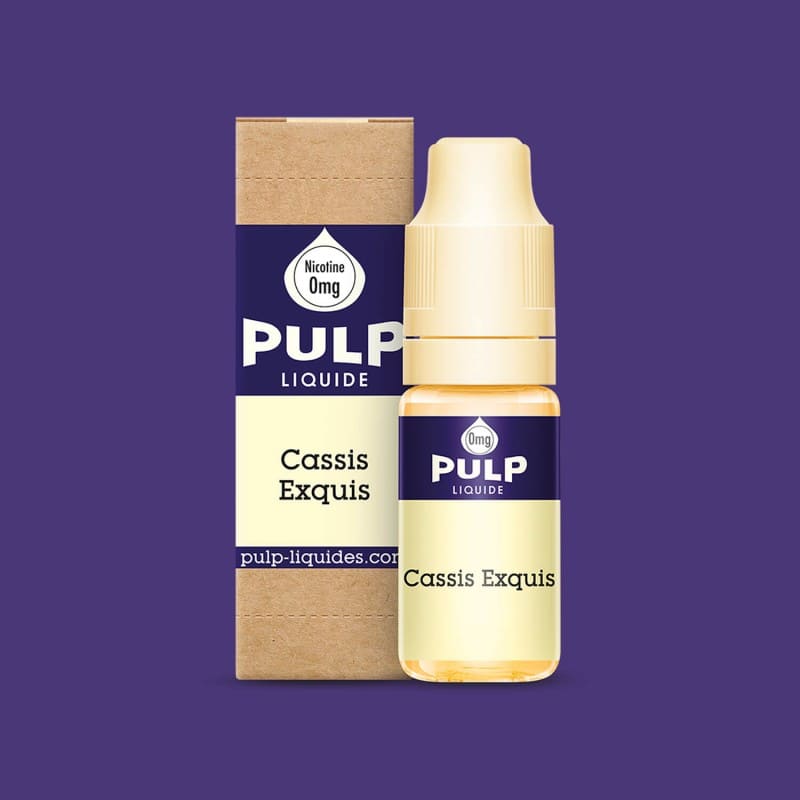 Flacon de 10 ml d'e-liquide PULP Cassis Exquis avec sa boîte en carton kraft sur fond violet.