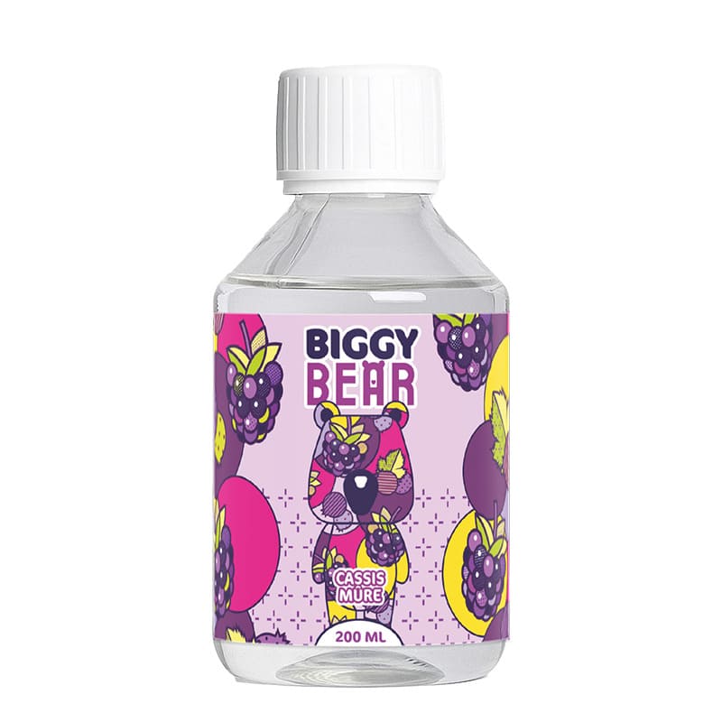 Flacon de 200ml d'e-liquide Biggy Bear Cassis Mûre avec étiquette rose illustrée d'un ours et de fruits noirs.