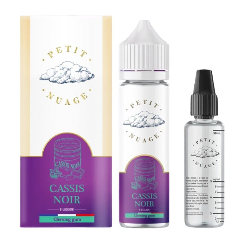 Flacon d'e-liquide Petit Nuage Cassis Noir 50ml avec sa boîte et son flacon gradué vide de 30ml sur fond blanc.