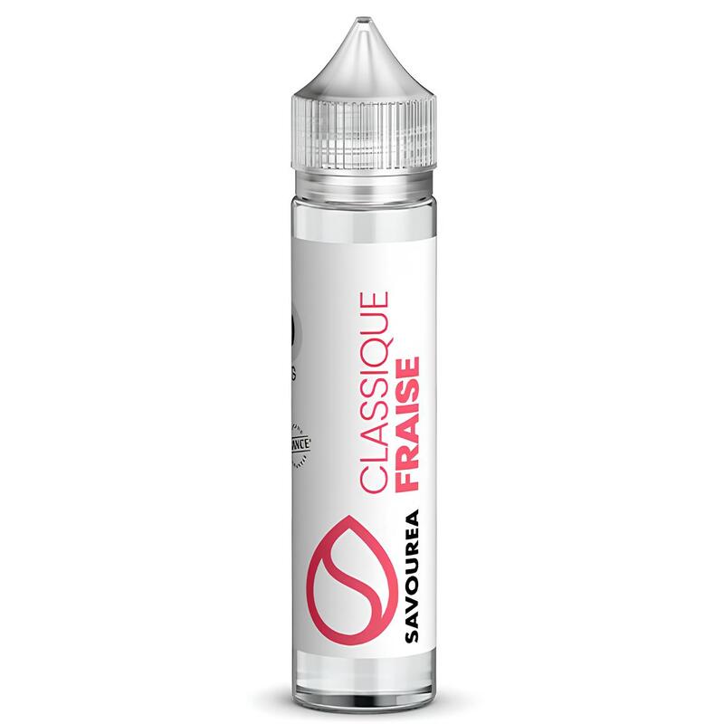 Flacon de 50ml d'e-liquide Savourea Classique Fraise avec étiquette blanche, texte rouge et bouchon transparent.