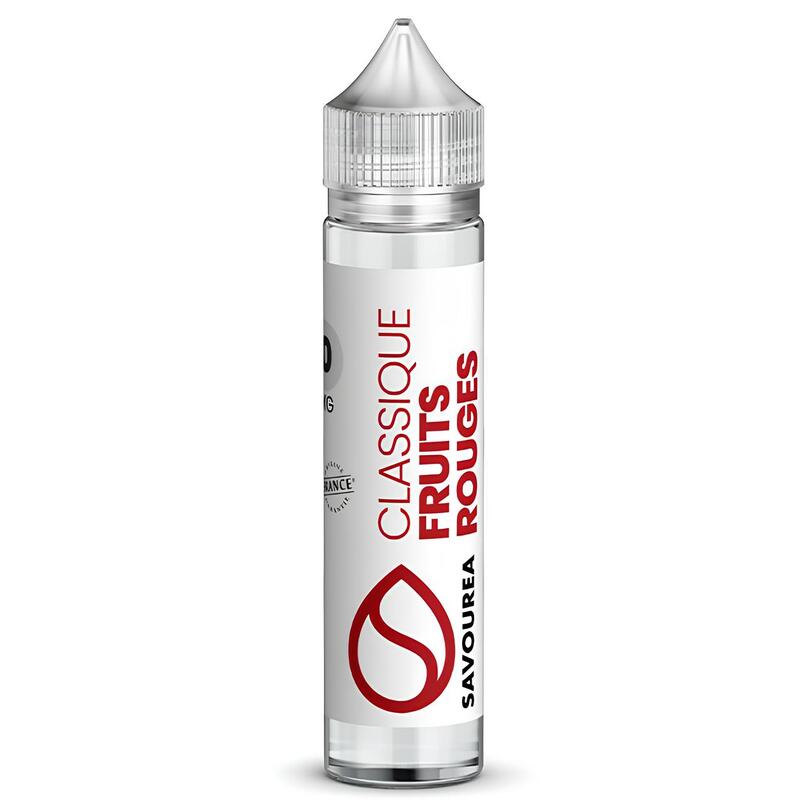 Flacon de 50ml d'e-liquide Savourea Classique Fruits Rouges avec étiquette blanche, texte rouge et bouchon transparent.