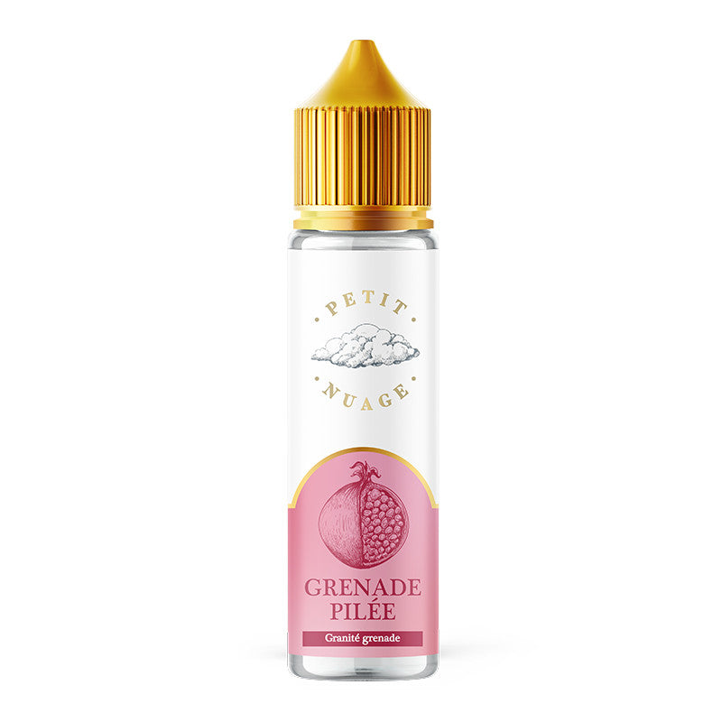 Flacon d'e-liquide Petit Nuage Grenade Pilée 50ml avec bouchon doré et étiquette illustrée d'une grenade rose.