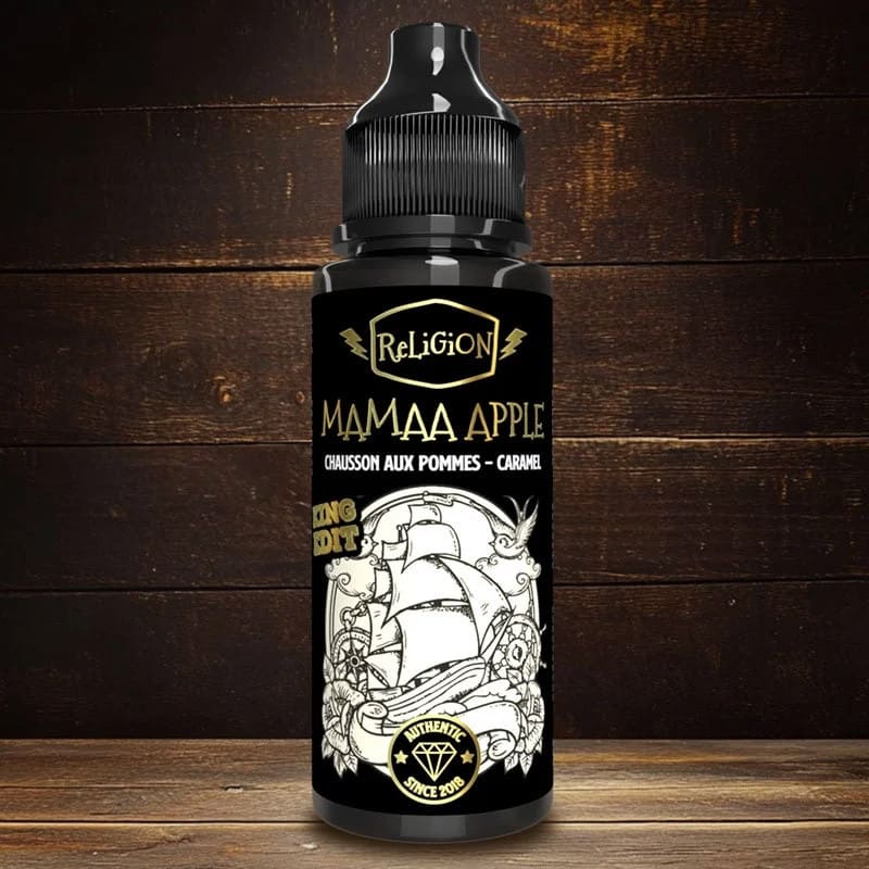 Flacon de 100ml Religion Juice Mamaa Apple avec étiquette noire, illustration de bateau et détails dorés sur fond bois.