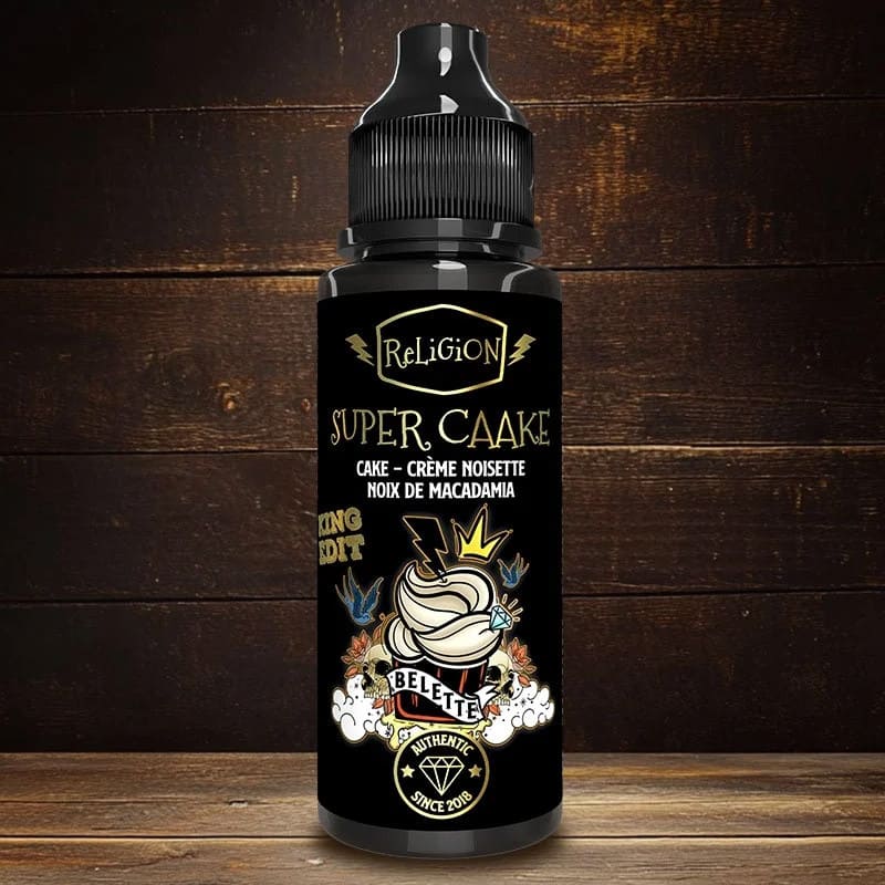 Flacon de 100ml d'e-liquide Religion Juice Super Caake avec étiquette noire illustrée sur fond de bois sombre.
