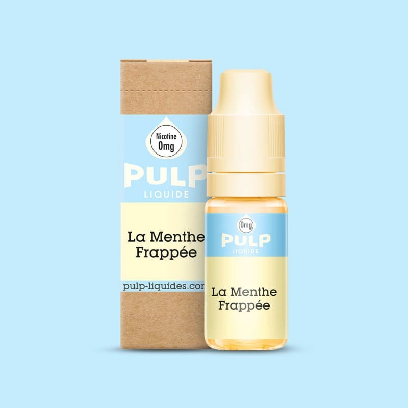 Flacon d'e-liquide PULP La Menthe Frappée 10 ml avec sa boîte en carton kraft sur fond bleu clair.