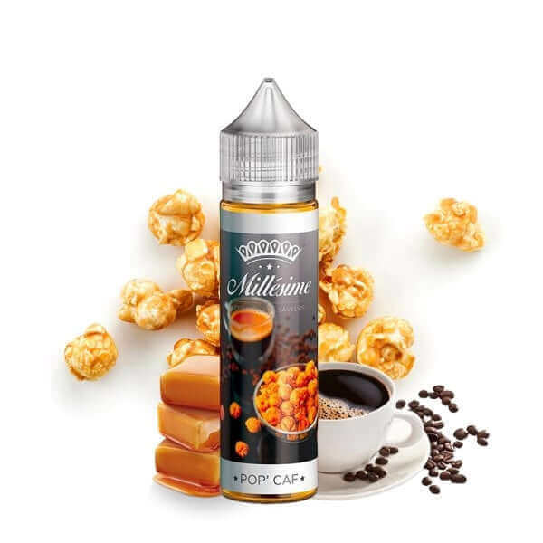Flacon de 50ml Millésime Pop Caf entouré de popcorns caramélisés, de morceaux de caramel et d'une tasse de café noir.