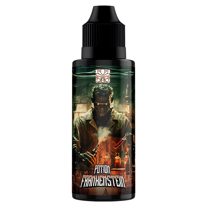 Flacon noir de e-liquide Potion Frankenstein Tribal Force avec étiquette illustrée d'un monstre dans un laboratoire.
