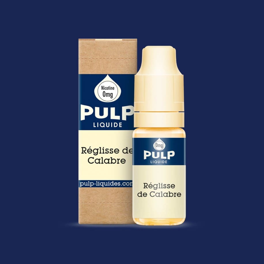Flacon de 10 ml d'e-liquide PULP Réglisse de Calabre avec boîte en carton kraft et étiquette bleue sur fond bleu marine.