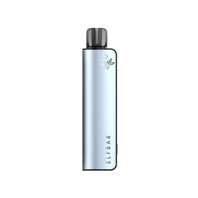 Cigarette électronique Elfbar Elfa Master bleu clair métallique avec embout noir et logo gravé.