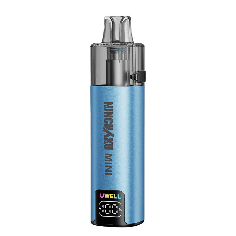 Cigarette électronique Uwell Nunchaku Mini bleue, format cylindrique compact avec pod transparent de 10ml et écran digital.