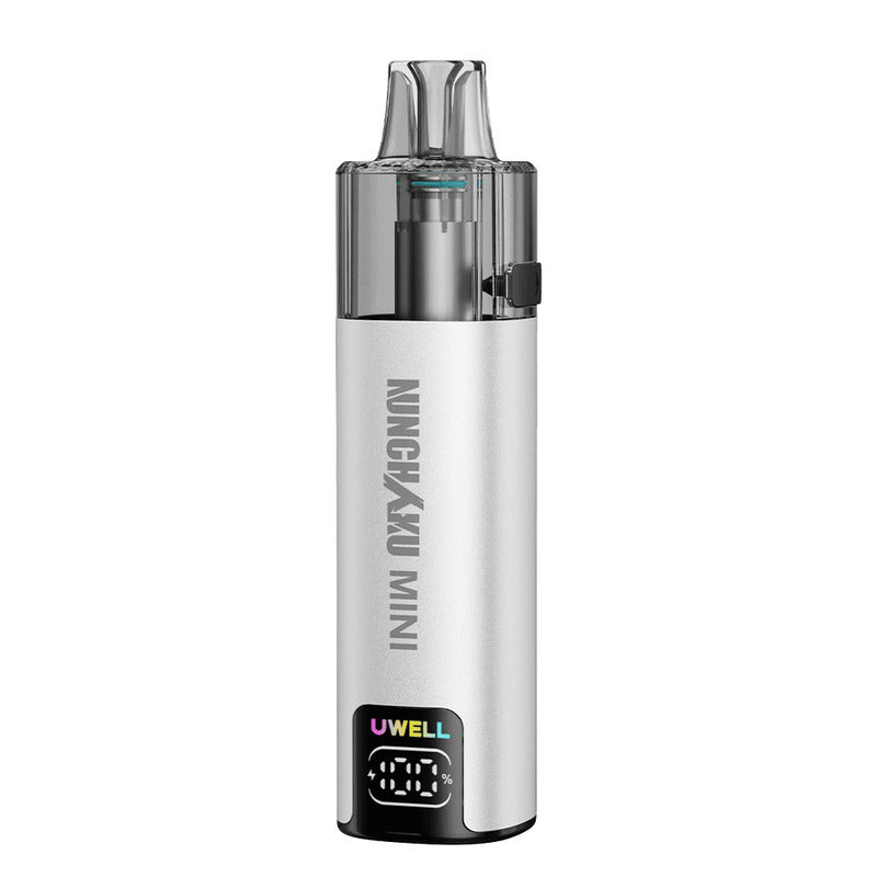 Cigarette électronique Uwell Nunchaku Mini argentée, format tubulaire compact avec pod transparent et écran de batterie.
