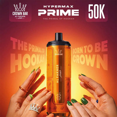 Cigarette électronique Al Fakher Crown Bar HyperMax Prime 50K orange avec écran digital, tenue par deux mains.
