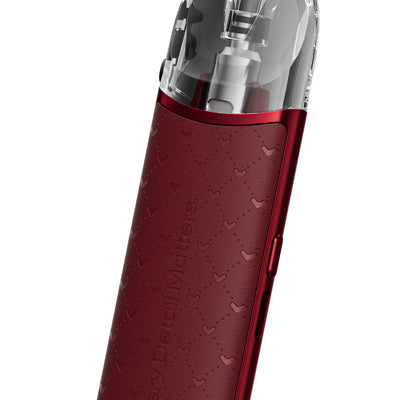Pod Vaptio Tela rouge compact avec texture en cuir synthétique, motifs cœurs embossés et cartouche transparente Nolik-T.